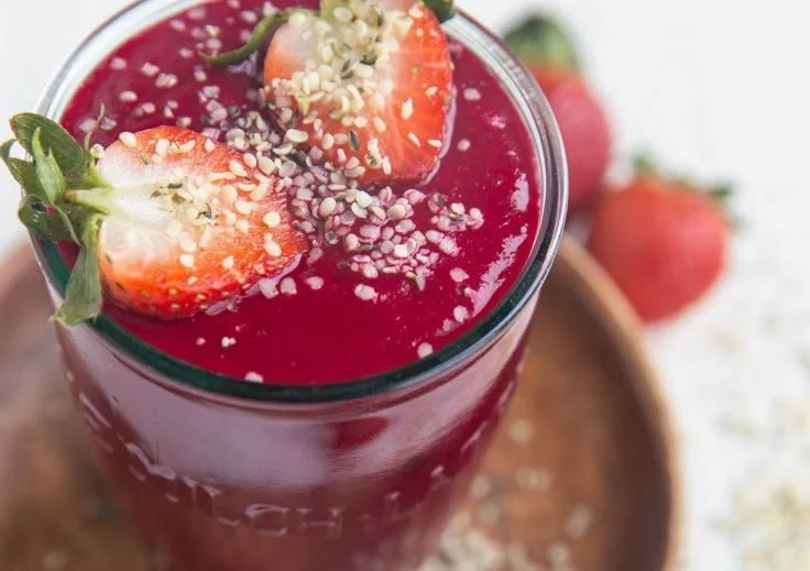 A refreshing anti-inflammatory smoothie with berries and greens