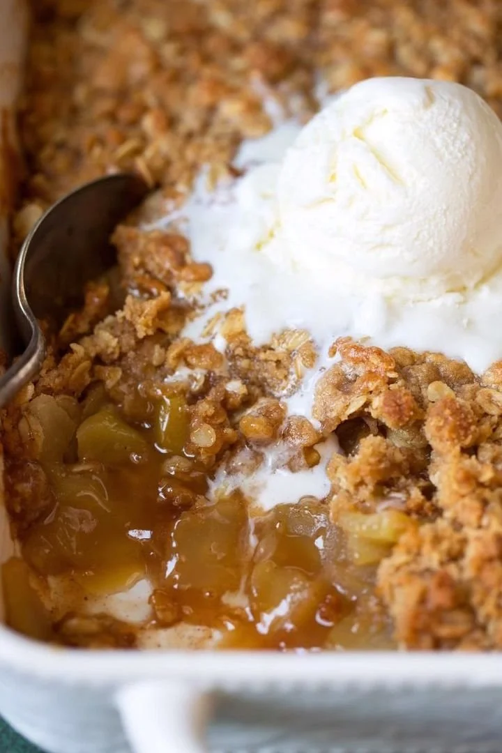 Delicious homemade easy apple crisp with a crunchy oat topping on a plate.