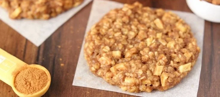 Healthy apple pie oatmeal cookies with a hint of cinnamon and apple pieces