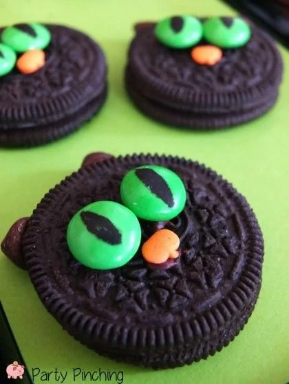 Oreo Halloween treats featuring cat-themed snacks and ideas.