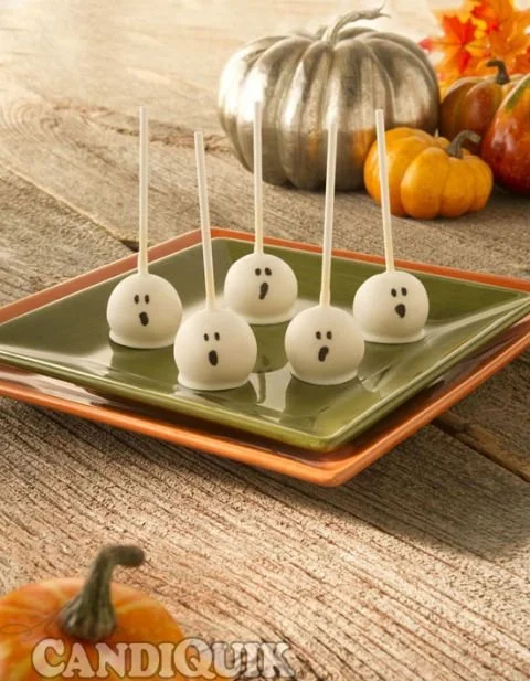 Decorative Halloween cake pops featuring spooky designs like ghosts and pumpkins