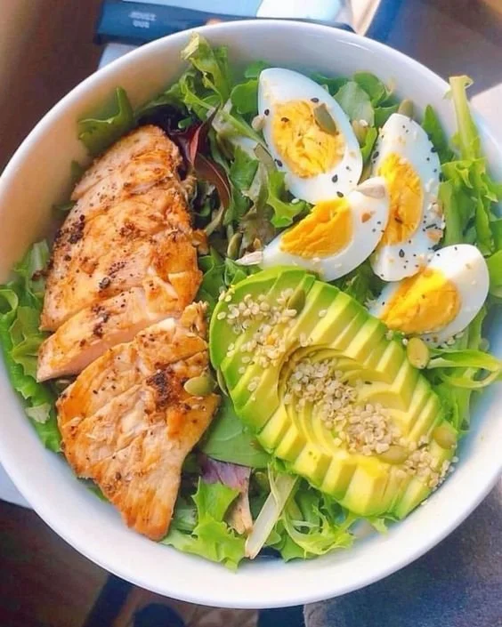 A colorful plate of healthy dinner recipes for weight loss featuring vegetables and lean protein.