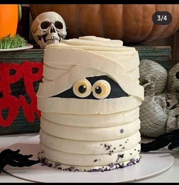 Spooky mummy cake design with cake pops for Halloween and Thanksgiving celebrations.