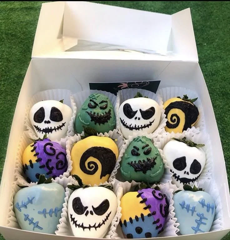 Halloween chocolate covered strawberries themed after Jack and Sally from Nightmare Before Christmas